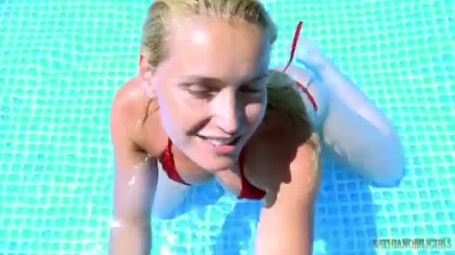 Tattooed bimbo hayley hanes blowing dick in the pool