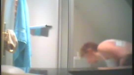 Spying mom washing her pussy in the shower