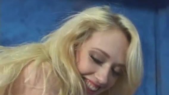 Kagney linn karter gets massage from fellow