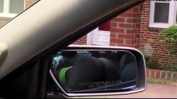 Stranded amateur sucking a dick in the car